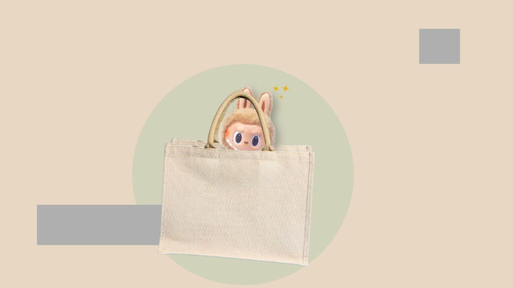 Labubu Figur schaut aus einer Einkaufstasche heraus – Symbol für Fundstück und Sammeltrend in Deutschland.
